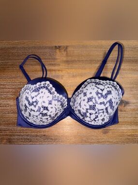 Victoria’s Secret Very Sexy Strapless Bra 34D 
Push-Up Bra -